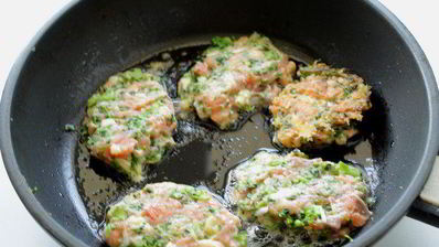 оладьи из брокколи и лосося