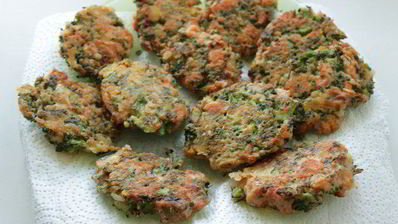 оладьи из брокколи и лосося