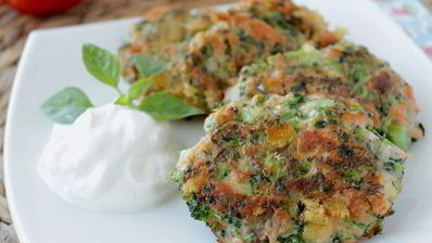 оладьи из брокколи и лосося