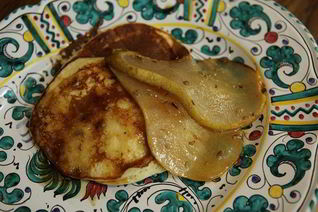 Оладьи из рикотты с карамелизированной грушей