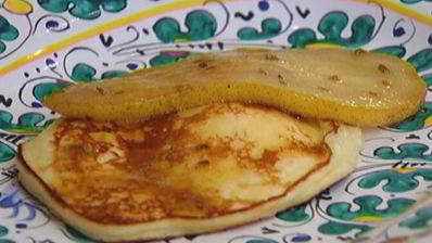 оладьи из рикотты с карамелизированной грушей