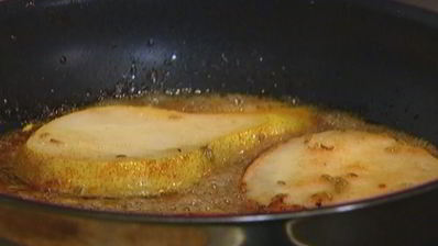 оладьи из рикотты с карамелизированной грушей