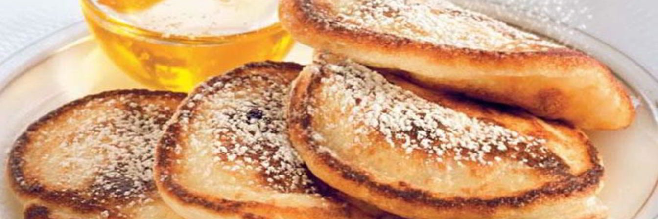 Оладьи с черникой и кофе американо