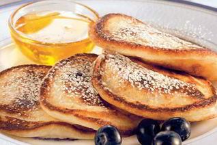 Оладьи с черникой и кофе американо