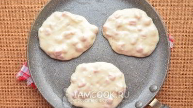 оладьи с колбасой на кефире