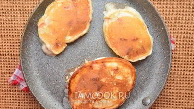 оладьи с колбасой на кефире