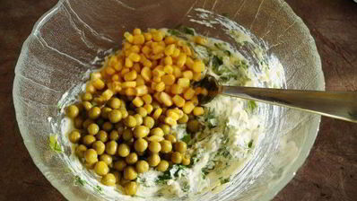 оладьи с кукурузой и горошком