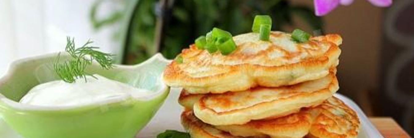 Оладьи с сосисками и зеленым луком