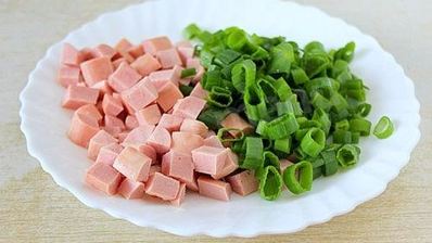 оладьи с сосисками и зеленым луком