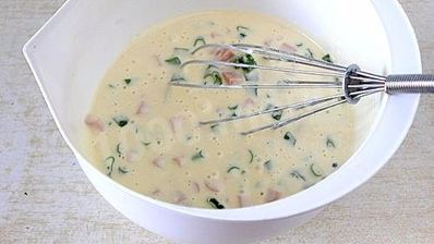 оладьи с сосисками и зеленым луком