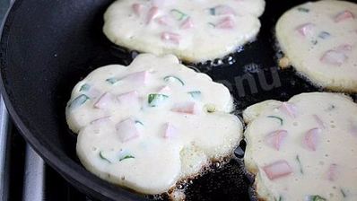 оладьи с сосисками и зеленым луком