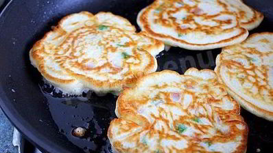 оладьи с сосисками и зеленым луком