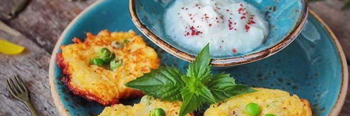 Овощные оладьи с адыгейским сыром и горошком