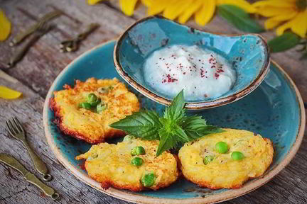 Овощные оладьи с адыгейским сыром и горошком