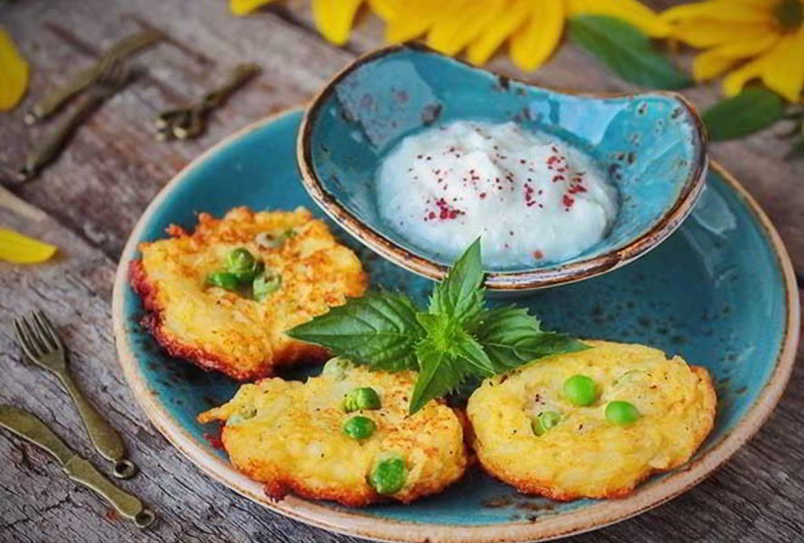 Овощные оладьи с адыгейским сыром и горошком