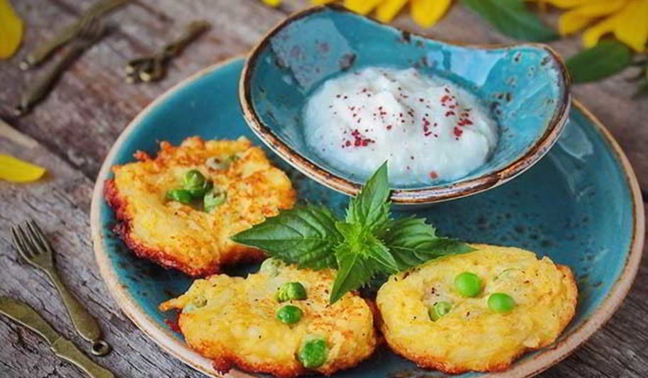 Рецепт овощных оладий с адыгейским сыром и горошком