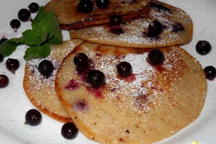 Овсяные оладьи на йогурте с ягодами