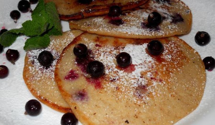 Рецепт овсяных оладий на йогурте с ягодами