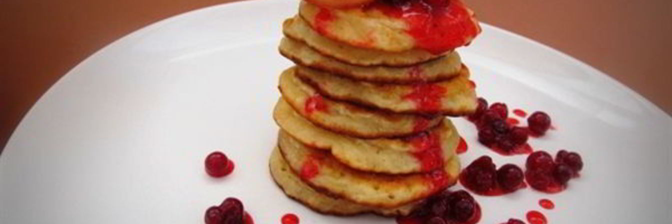 Овсяные оладьи с клюквенным соусом и хрустящим беконом