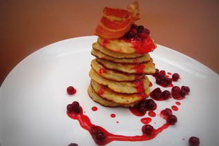 Овсяные оладьи с клюквенным соусом и хрустящим беконом