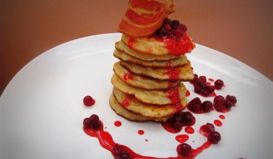 Рецепт овсяных оладий с клюквенным соусом и хрустящим беконом