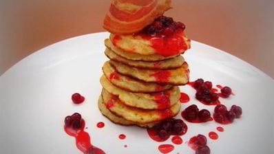 овсяные оладьи с клюквенным соусом и хрустящим беконом