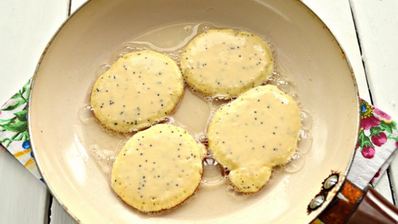 пышные оладьи на молоке с маком
