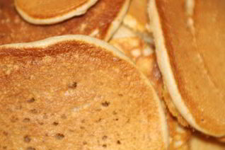 Пышные оладьи с яблоком на кефире