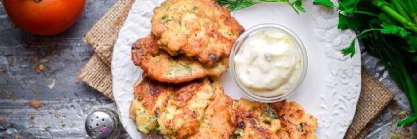 Рубленные куриные оладьи с беконом и зеленью