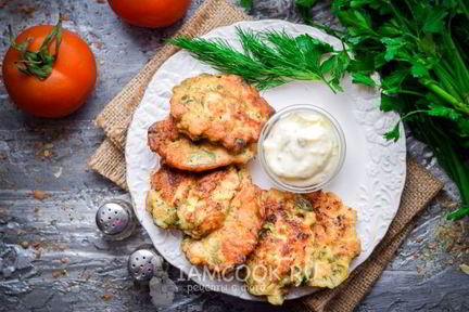 Рубленные куриные оладьи с беконом и зеленью