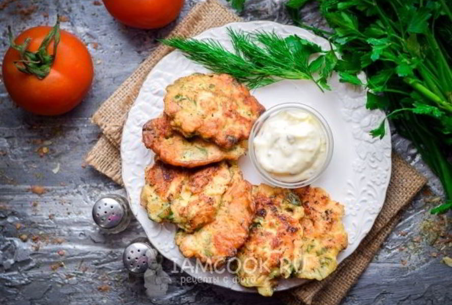 Рубленные куриные оладьи с беконом и зеленью
