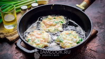 рубленные куриные оладьи с беконом и зеленью