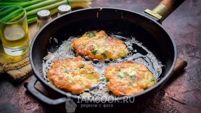 рубленные куриные оладьи с беконом и зеленью