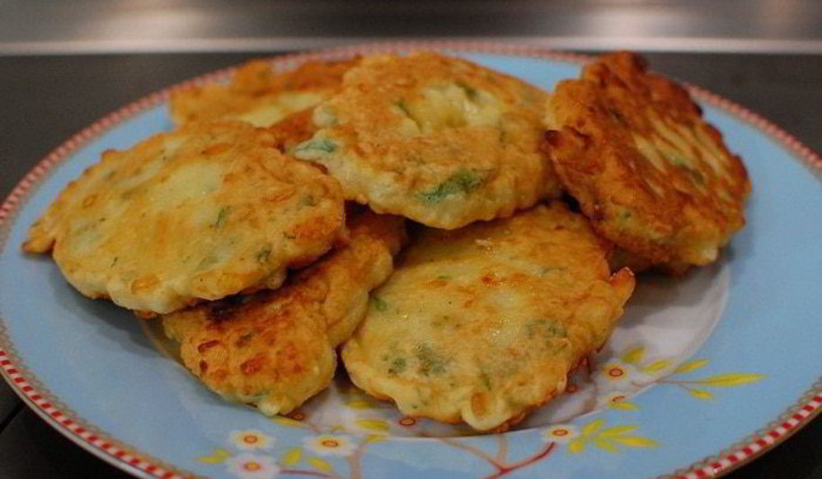 Рецепт сырных оладий с петрушкой