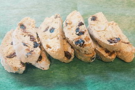 Бискотти с лесными орехами и клюквой