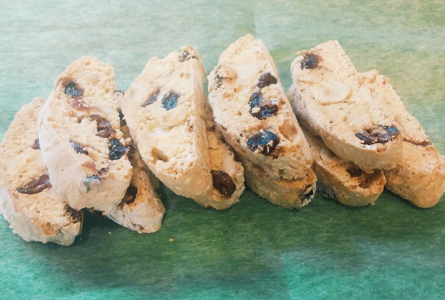 Бискотти с лесными орехами и клюквой