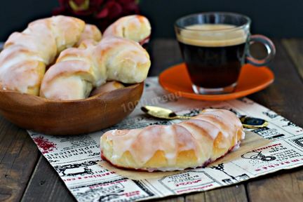 Дрожжевые рогалики с джемом