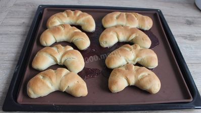 дрожжевые рогалики с джемом