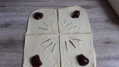 дрожжевые рогалики с джемом