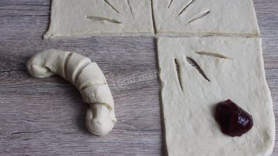 дрожжевые рогалики с джемом