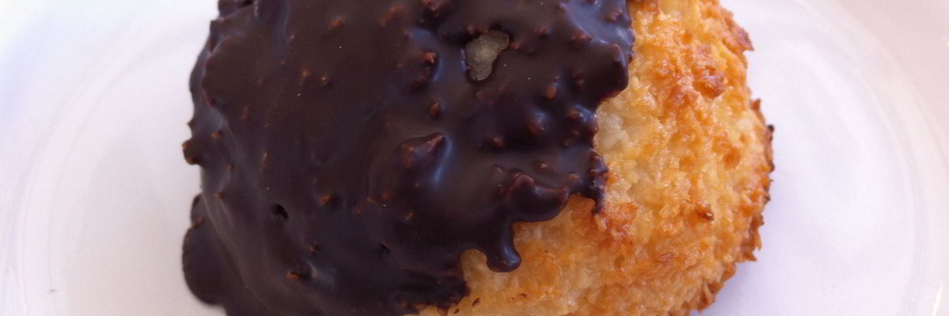 Кокосовое печенье в шоколадной глазури