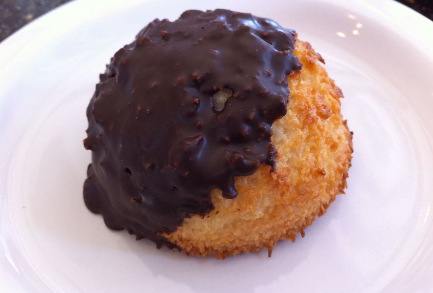 Кокосовое печенье в шоколадной глазури