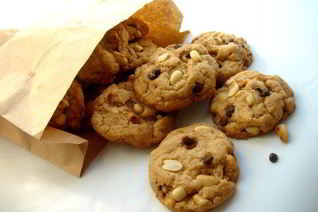 Печенье с арахисовым маслом, арахисом и шоколадными каплями