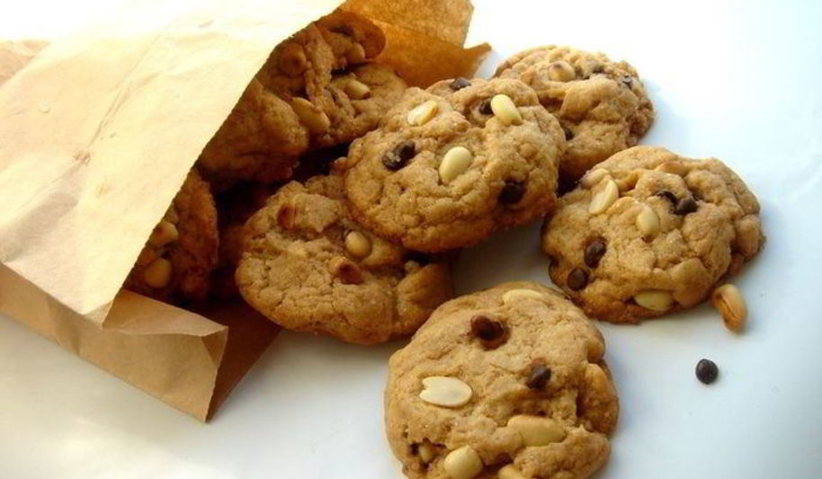 Рецепт печенья с арахисовым маслом, арахисом и шоколадными каплями