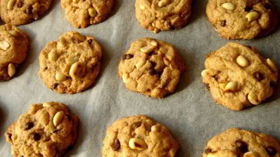 печенье с арахисовым маслом, арахисом и шоколадными каплями