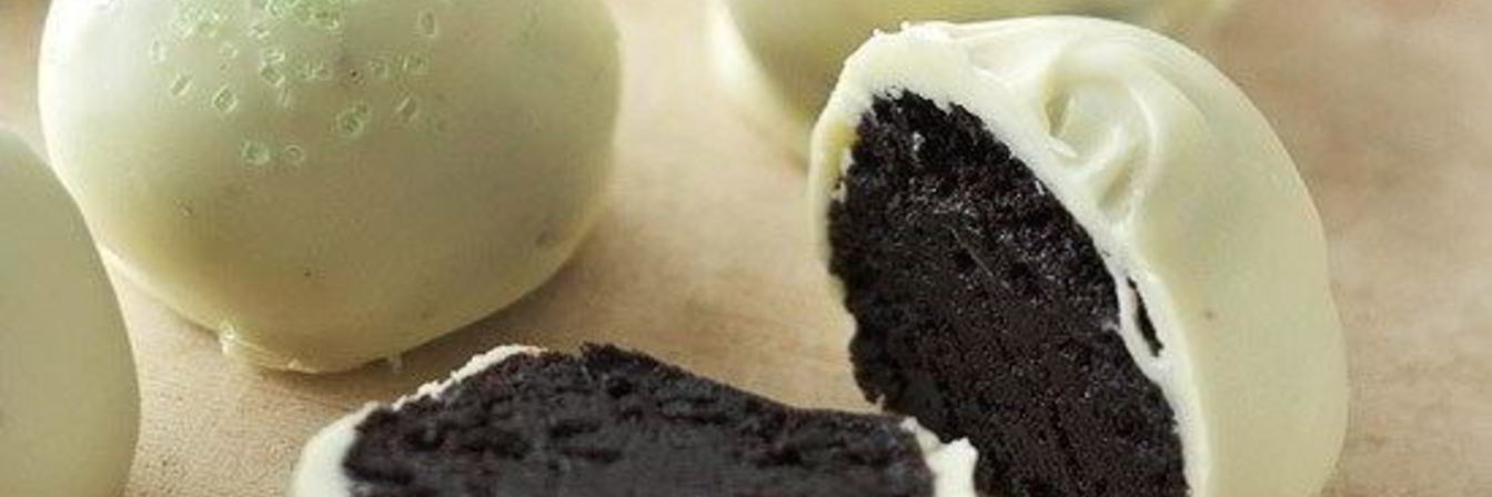 Трюфели из печенья и сливочного сыра в белом шоколаде