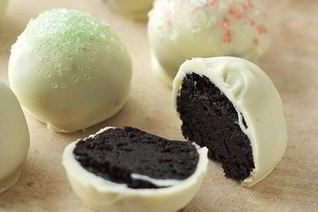 Трюфели из печенья и сливочного сыра в белом шоколаде