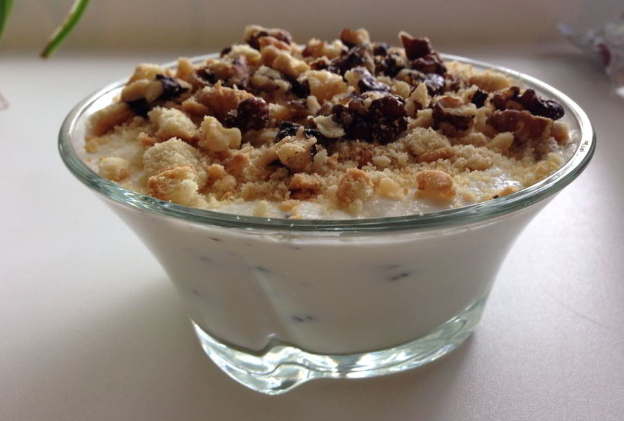 Творожно-сметанный десерт с печеньем и орехами