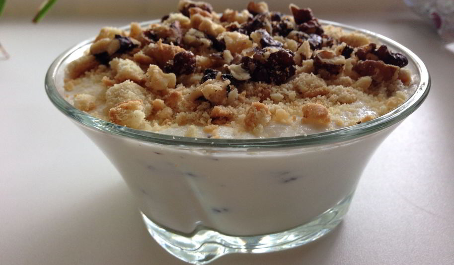 Рецепт творожно-сметанного десерт с печеньем и орехами