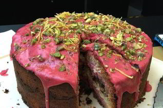 Бисквитный пирог со смородиной